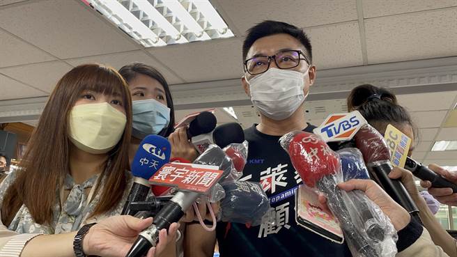 國民黨主席江啟臣今（28日）上午前往新北市永和出席「1218公投政策說明會」提及9旬阿嬤捐款故事。（葉書宏攝）