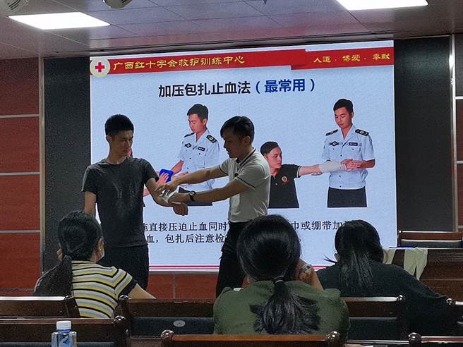 老師在課上做演示。(圖文來源/廣西南寧市台辦，倫俊芝)