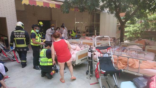 台中护理之家太阳能板起火65疏散住民3人送医。（台中市消防局提供／张妍溱台中传真）