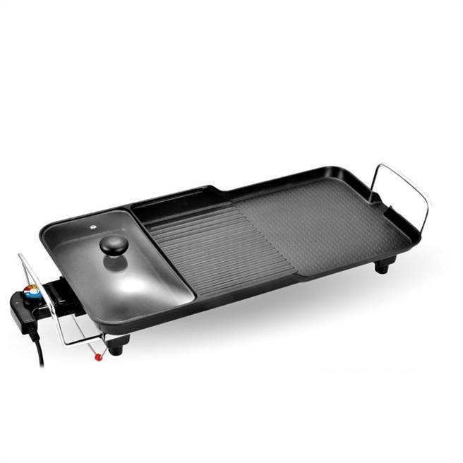 PChome 24h购物的KINYO 多功能电烤盘／无烟烤肉炉，原价1580元，31日前特价1280元。（PChome 24h购物提供）