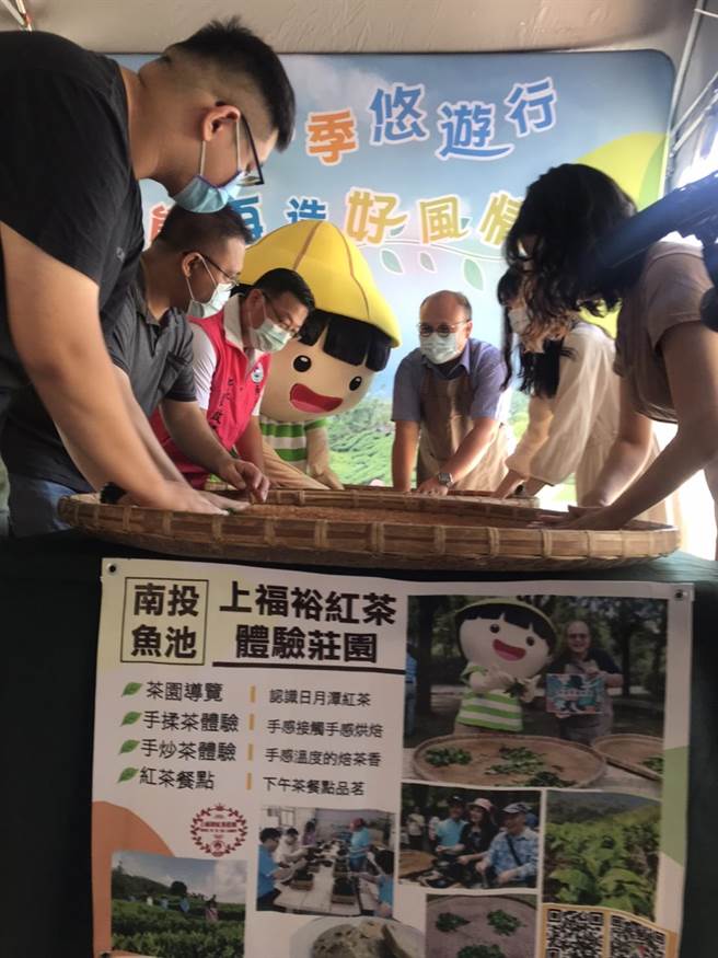 农莱市集行销台湾茶，首次推出手揉茶、手炒茶体验活动。（卢金足摄）