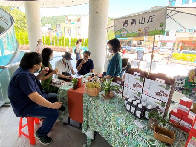 民眾享受富含丰富韵味的台湾茶，滋味各有奥妙。（卢金足摄）