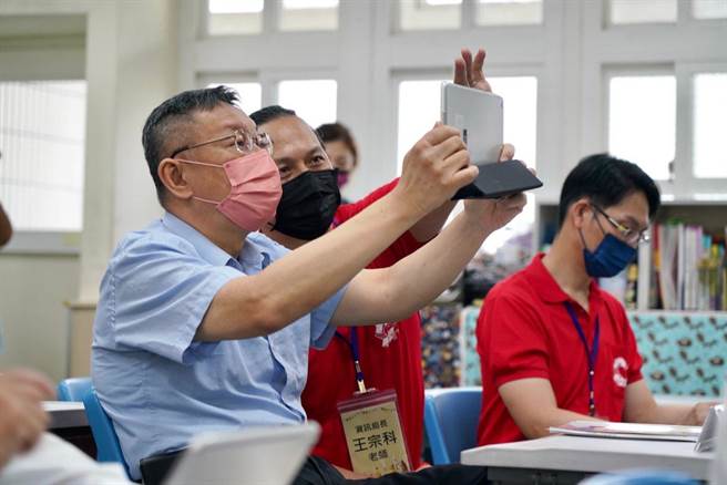 柯文哲提出，应一周半天或两周一天线上教学一次，不仅在准备，也是强迫E化。（北市教育局提供／杨亚璇台北传真）