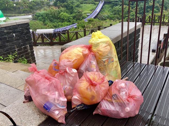 遊戲公司員工走出戶外，一天下來竟撿出大批垃圾。（讀者提供）