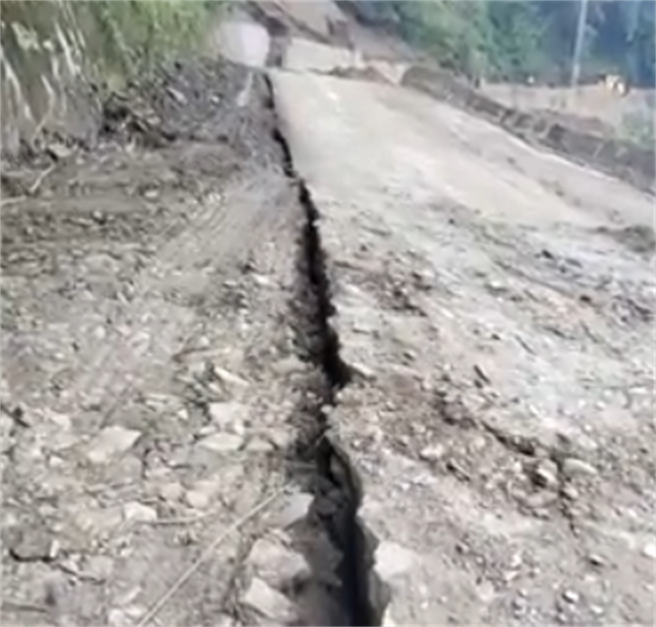 南投力行产业道路崩塌，县府27日封路，修復恐1到2年。（民眾提供／卢金足南投传真）  