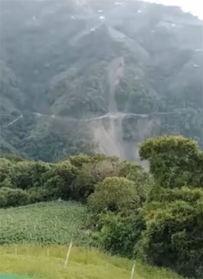 南投力行产业道路崩塌，县府27日封路，修復恐1到2年。（民眾提供／卢金足南投传真）  