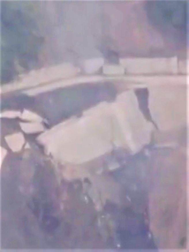 南投力行产业道路崩塌，县府27日封路，修復恐1到2年。（民眾提供／卢金足南投传真）