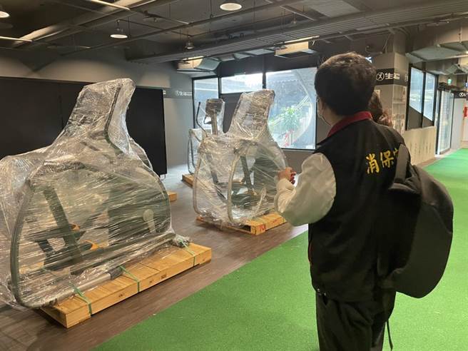 新北市板桥LifeGym生活健身房无预警倒闭，7月26日也在脸书公告，27日起正式停止营业，进入清算程序，＼导致上百位会员权益受损恐求诉无门。（何博文服务处提供）