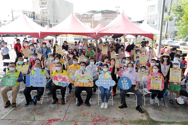 「夏日秋疯-西拉雅吃冰节」28日于玉井热闹登场，台南市长黄伟哲到场宣传台南美食景点。（台南市府提供／刘秀芬台南传真）