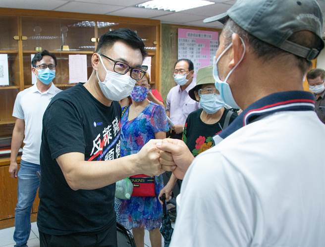 国民党主席江启臣推动公投走入基层，前往新北市永和出席「1218公投政策说明会」，呼吁大家用自己的选票决定自己的政策。（罗永铭摄）