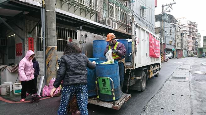 餐廳、食品工廠務必將養豬廚餘瀝乾水後，再由收運業者向環保局申請運送至指定焚化廠處理。（新北市環保局提供）