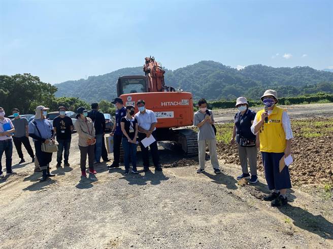 中庄调整池旁国有地遭占立委率队现勘开挖确认污染状况。(陈椒华提供／吕筱蝉桃园传真)