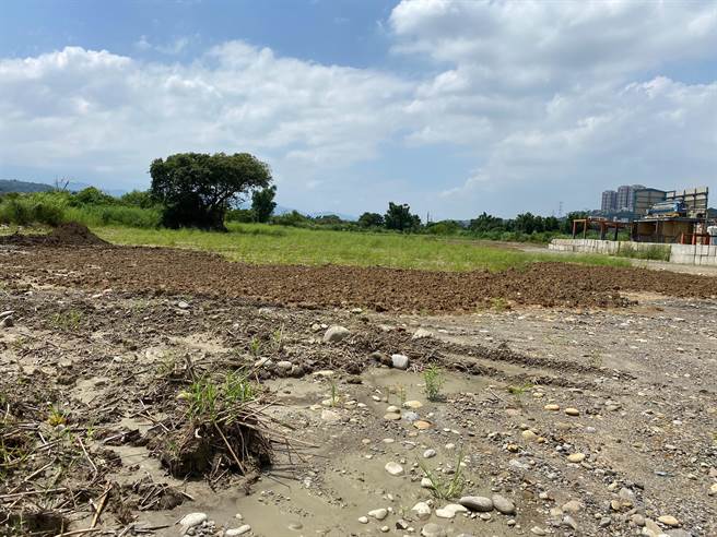 中庄调整池旁国有地遭占立委率队现勘开挖确认污染状况。(陈椒华提供／吕筱蝉桃园传真)