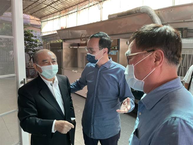 朱立伦南下向王金平请益未来当选党主席后，如何在两岸关系中及国民党扮演关键角色。(朱立伦办公室提供／林雅惠高雄传真)