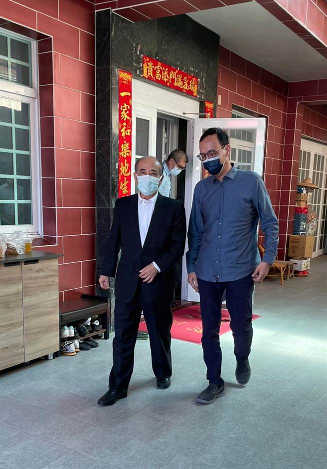 朱立伦南下向王金平请益未来当选党主席后，如何在两岸关系中及国民党扮演关键角色。(朱立伦办公室提供／林雅惠高雄传真)