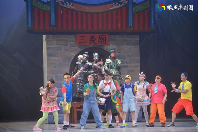 《三国奇遇记》舞台剧中，小毛与同学到三义庙校外教学的演出画面。(纸风车剧团提供／林欣仪台中传真)