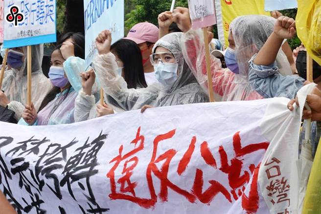 移工團體日前不滿「外國人受聘僱從事就業服務法第四十六條第一項第八款至第十一款規定工作之轉換雇主或工作程序準則」草案，前往監察院陳情。（報系資料照）