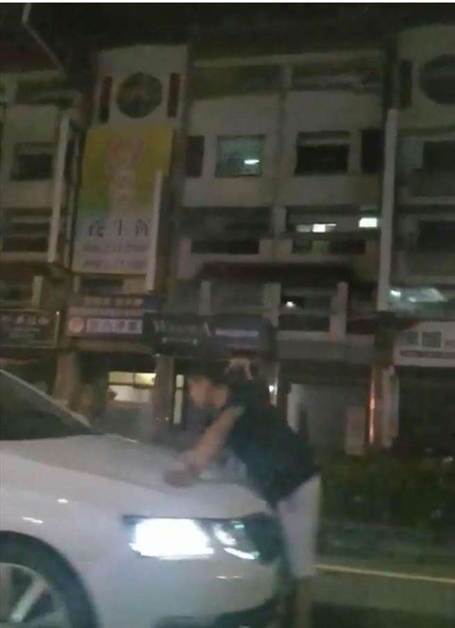 邱姓男子發酒瘋，馬路攔車搞破壞。（警方提供／曹婷婷台南傳真）