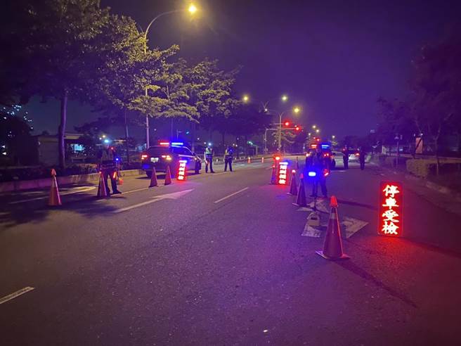 大甲警方局於27、28日深夜時段規劃執行防制危險駕車勤務，採封閉式路檢方式對每1部行經車輛實施攔查。（警方提供／陳淑娥台中傳真）