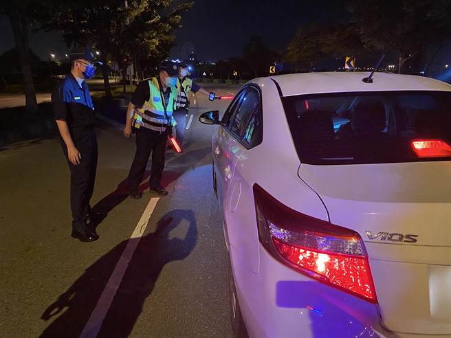 大甲警方局於27、28日深夜時段規劃執行防制危險駕車勤務，採封閉式路檢方式對每1部行經車輛實施攔查。（警方提供／陳淑娥台中傳真）
