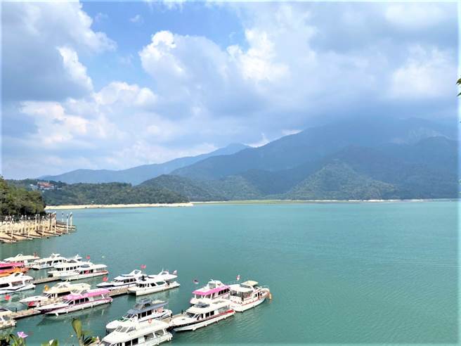 南投縣渡船遊艇商業同業公會與117個船家會員研商獲共識，擬於明年1月1日起重新恢復接載散客的「班船遊潭」。（盧金足攝）