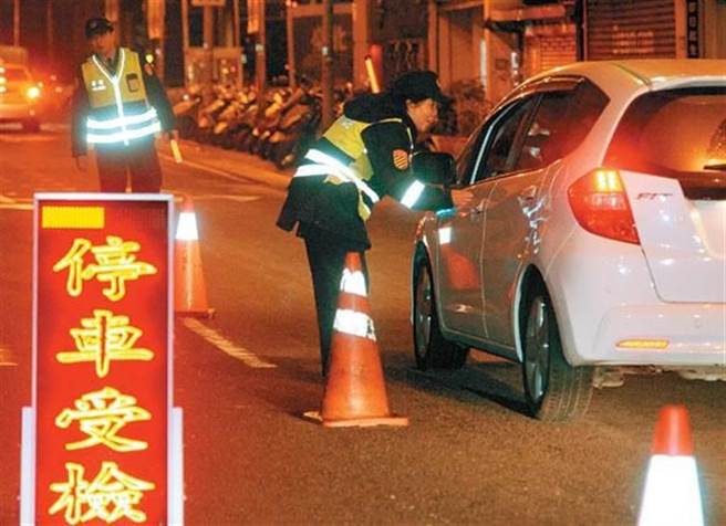 越南籍阮姓妇人凌晨骑机车经过酒测路检哨未停，遭警方追车拦停举发、裁罚18万元。高雄地院认为警方酒测未立告示牌，执法有违误，判罚单撤销，可上诉。（本报资料照片／袁庭尧高雄传真）