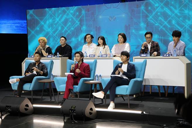 《Be the ONE：A级战场》主持人炎亚纶（中）与来宾孙协志、李玖哲。（火星多媒体有限公司提供）