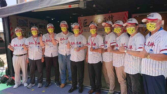 賴清德副總統（左五）與巨人隊老隊員們在懷舊紀念照片前合影。（程炳璋攝）