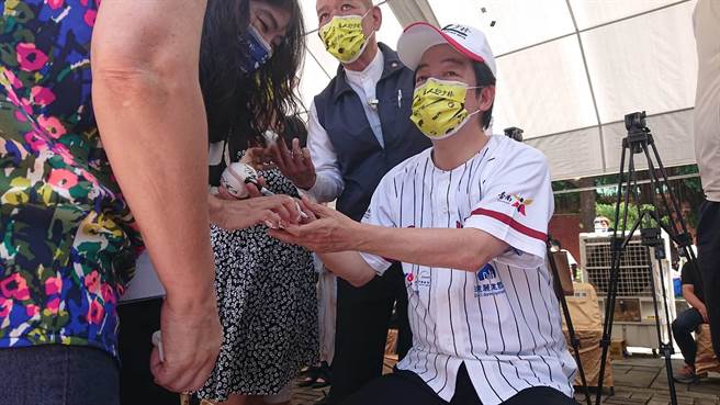 民眾拿著棒球要求賴清德副總統簽名。（程炳璋攝）