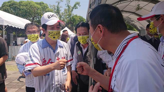 賴清德副總統穿著巨人少棒紀念服向現場老球員與贊助企業致意。（程炳璋攝）