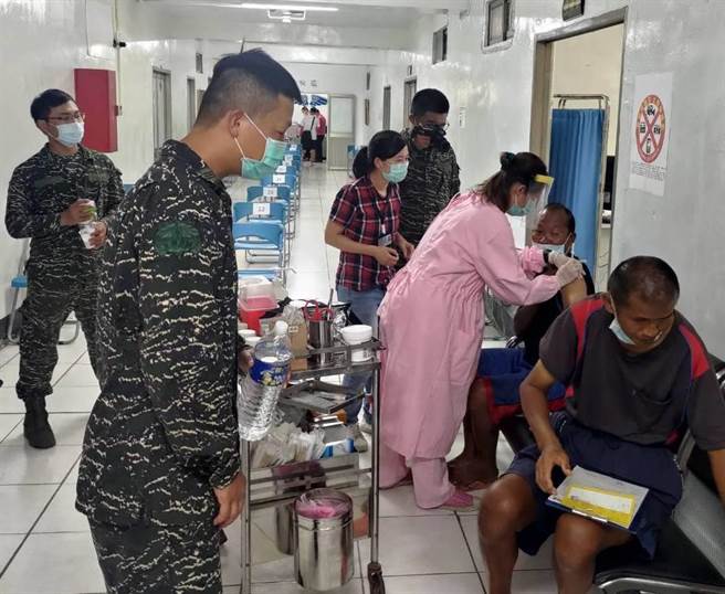 金门县卫生局长李锡鑫带队远赴距离143公里的乌坵，替岛上居民44人完成新冠AZ疫苗首剂接种，覆盖率占长住人口的9成左右。（金门县卫生局提供）