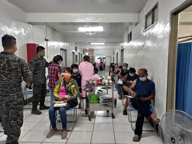 金门县卫生局长李锡鑫带队远赴距离143公里的乌坵，替岛上居民44人完成新冠AZ疫苗首剂接种，覆盖率占长住人口的9成左右。（金门县卫生局提供）