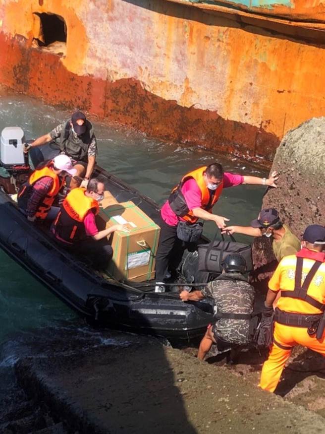 登岛遭遇恶劣海象，大小坵间接驳沉重医疗设备，仰赖乌坵守备大队协助才能顺利完成。（金门县卫生局提供）