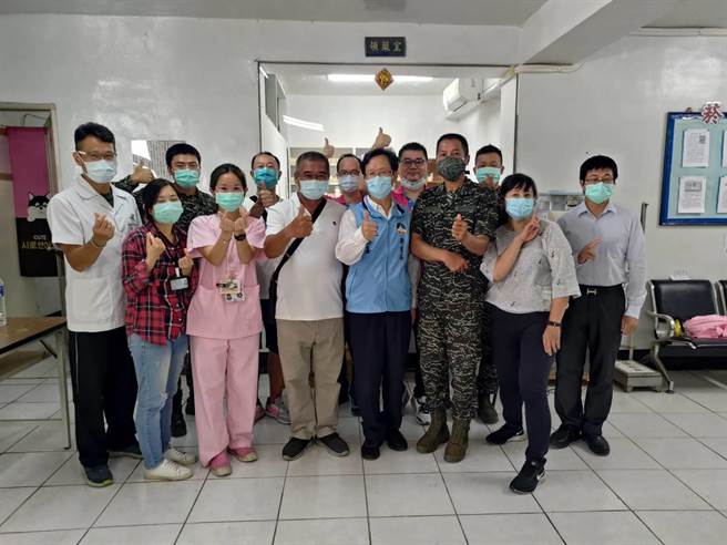 县卫生局特别感谢乌坵乡公所、松山医院、乌坵医务室、第九海巡队及乌坵守备大队的通力合作，让这项防疫远「针」行动圆满顺利。（金门县卫生局提供）