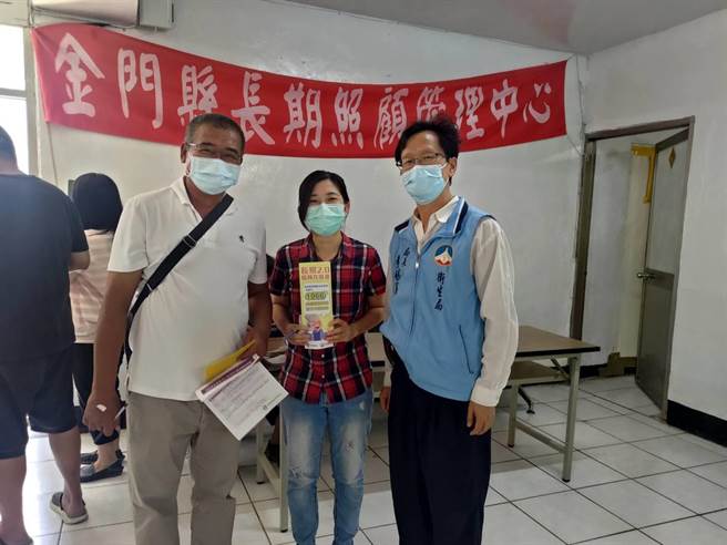 李锡鑫局长一行除了登岛施打疫苗外，也更新检查医疗设备、补充防疫物质，并进行长照业务宣导。（金门县卫生局提供）