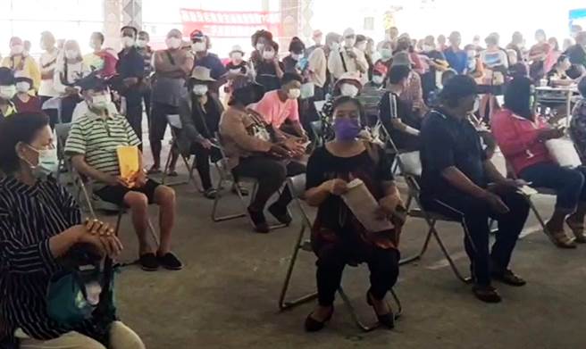 台东太麻里乡发放2000现金，部分场地人潮聚聚，遭质疑未保持安全距离。（翻摄画面）