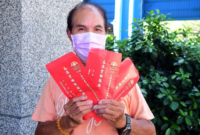 民眾领到装有现金2000元的红包都很开心。（庄哲权摄）