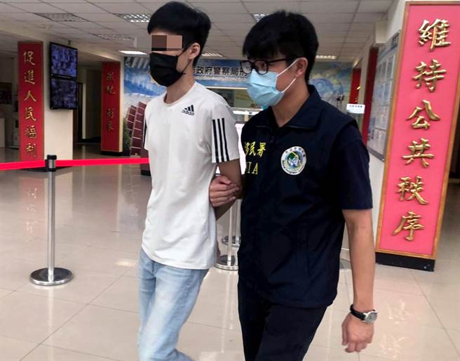 移民署28日宣布破获护照诈骗案，年仅23岁的李姓主嫌（左）涉嫌诈骗380本中华民国护照，堪称是近年来最大宗的护照诈骗案。（移民署提供）