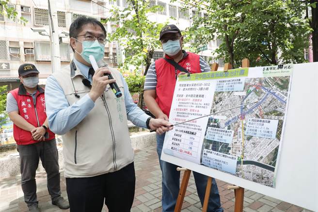 台南市长黄伟哲视察安南区同安路D干线雨水下水道工程成果。（台南市水利局提供／程炳璋台南传真）