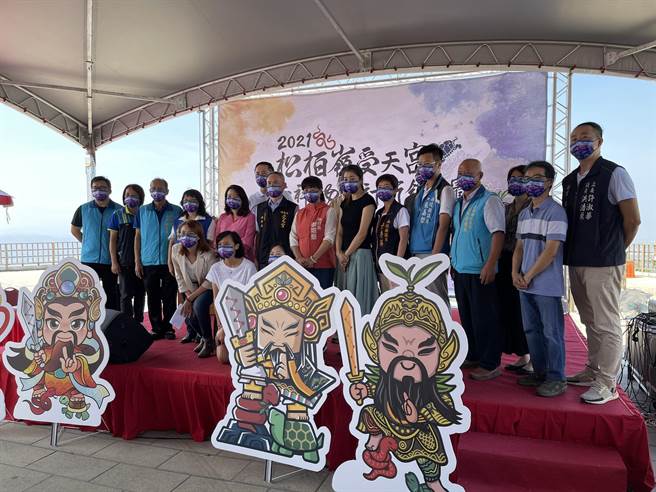 2021松柏岭受天宫吉祥物设计行销大赛28日于受天宫前广场举办颁奖典礼，比赛超过250组设计团队参赛。（南投县府提供／卢金足南投传真） 