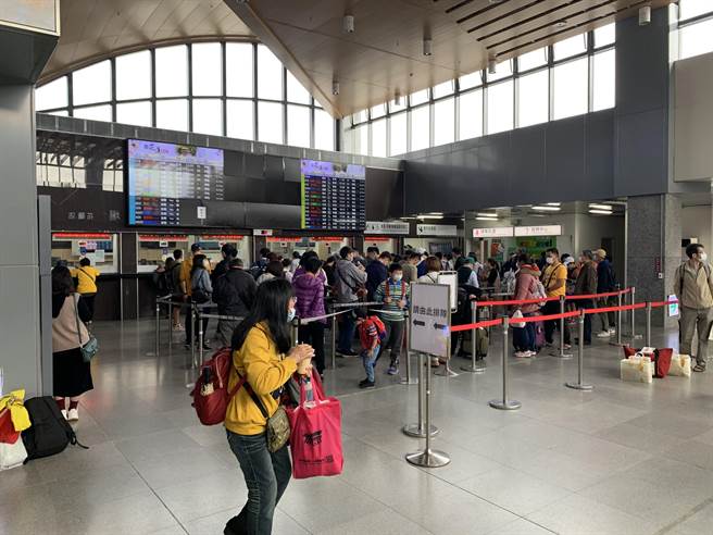 今年中秋有4天连假，因疫情趋缓，预估将有大量运输需求，花莲县政府恢復办理返乡专车。（王志伟摄）