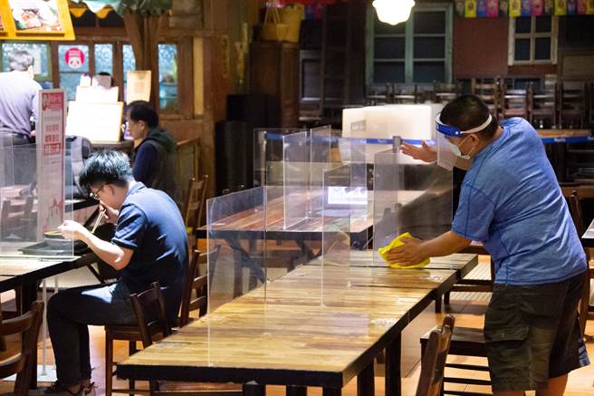 板橋大遠百一名員工27日至江翠篩檢站採檢雖快篩陰性，但28日PCR陽性，CT值31，最後一次上班日為26日。(示意圖，非當事人，羅永銘攝）