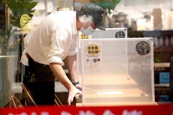 北市餐饮内用可自己夹取 新北市不跟进。(示意图／郑任南摄)
