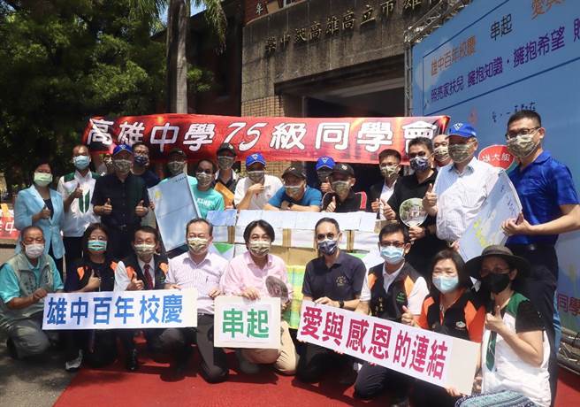 雄中毕业校友发起「拥抱知识 拥抱希望」赠书活动，巡迴南台湾各地提供家扶孩子升学所需参考书，今（28）日最后一站抵达母校雄中。（高市教育局提供）