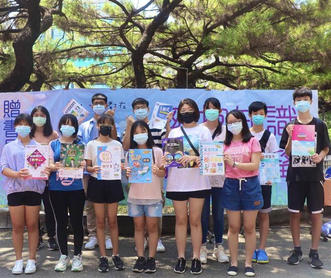 雄中毕业校友发起「拥抱知识 拥抱希望」赠书活动，巡迴南台湾各地提供家扶孩子升学所需参考书，今（28）日最后一站抵达母校雄中。（高市教育局提供）