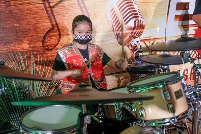 10岁林祖柔学爵士鼓4个月就有「中级」程度，令人刮目相看。（罗浚滨摄）