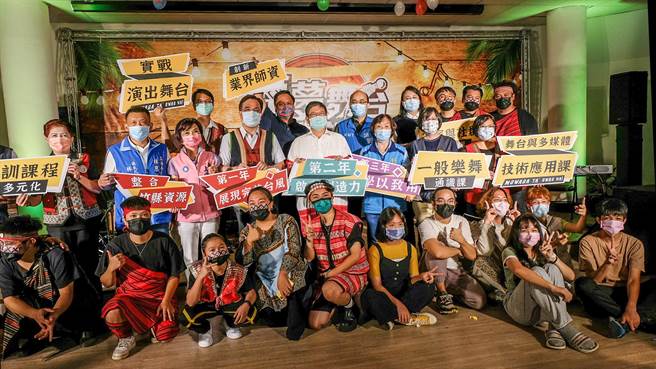 新竹县「舞动原乡．传唱故事」培训认证课程，由县长杨文科（中）、原民会主委夷将．拔路儿（中左）等人热闹举行开训典礼。（罗浚滨摄）