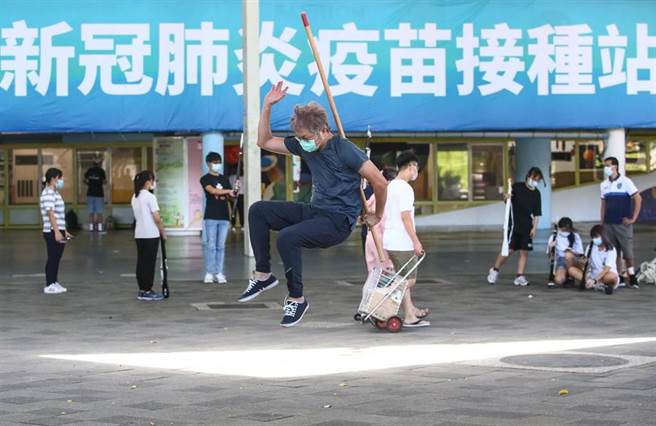 COVID-19公费疫苗预约平台自8月28日起将BNT疫苗纳入意愿登记选项，并维持开放18岁(含)以上民眾登记。位于圆山争艳馆的疫苗接种站，28日并未开放施打疫苗，一群年轻人趁着假日一早即前来活动。（邓博仁摄）
