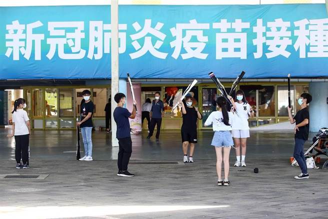 COVID-19公费疫苗预约平台自8月28日起将BNT疫苗纳入意愿登记选项，并维持开放18岁(含)以上民眾登记。位于圆山争艳馆的疫苗接种站，28日并未开放施打疫苗，一群年轻人趁着假日一早即前来活动。（邓博仁摄）
