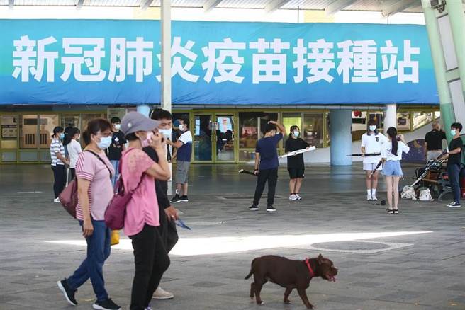 COVID-19公费疫苗预约平台自8月28日起将BNT疫苗纳入意愿登记选项，并维持开放18岁(含)以上民眾登记。位于圆山争艳馆的疫苗接种站，28日并未开放施打疫苗，一群年轻人趁着假日一早即前来活动。（邓博仁摄）
